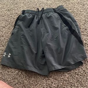 Mens grey 5in inseam Under Armor shorts (Great condition) size small